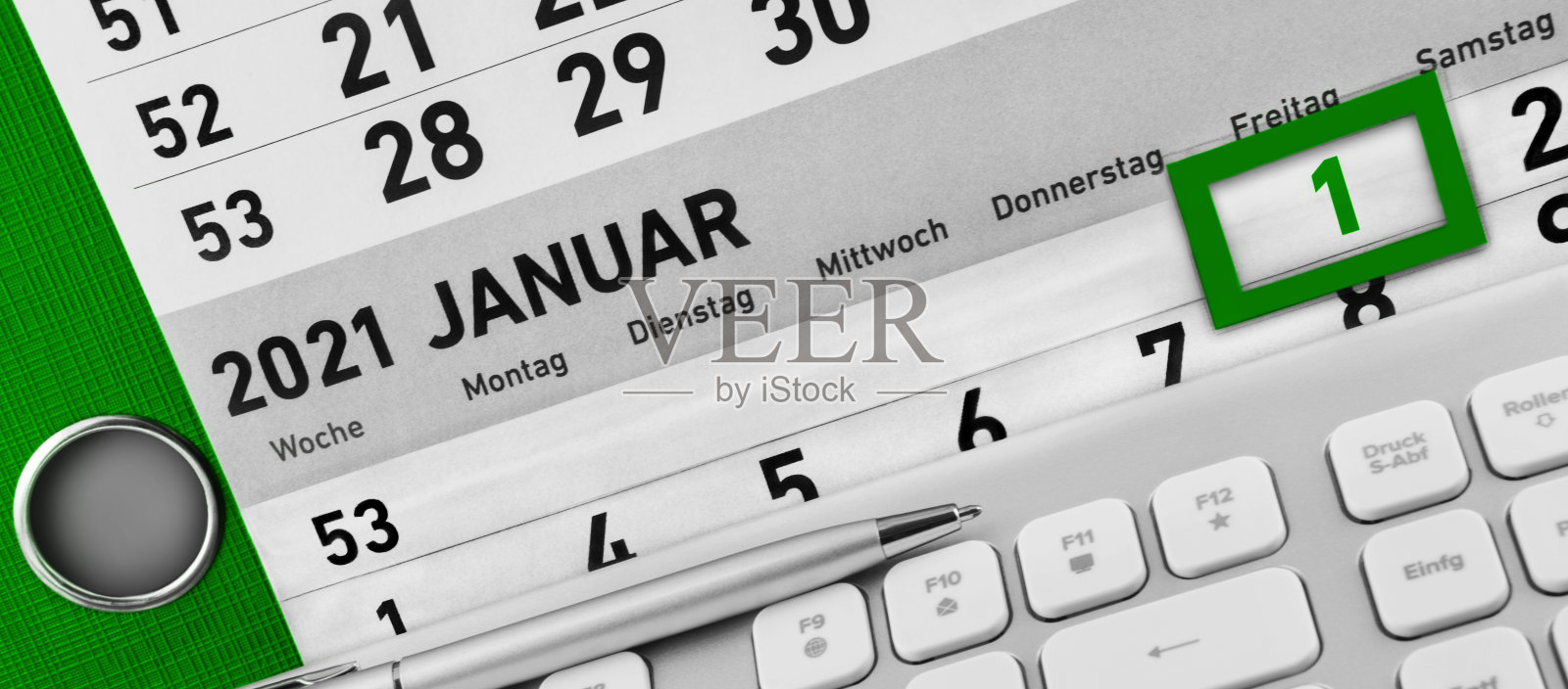 绿色日历2021年1月1日和PC键盘照片摄影图片