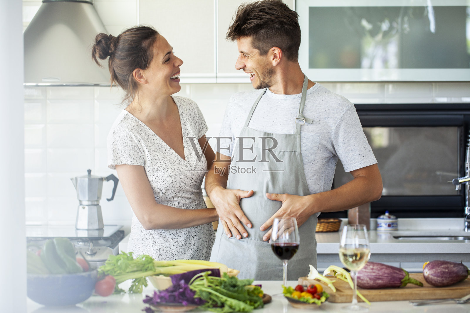 幸福的夫妇在厨房做素食照片摄影图片