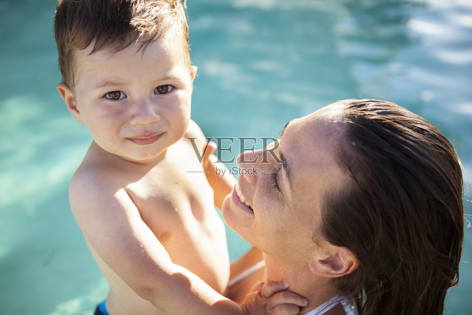 母子在游泳池里照片摄影图片