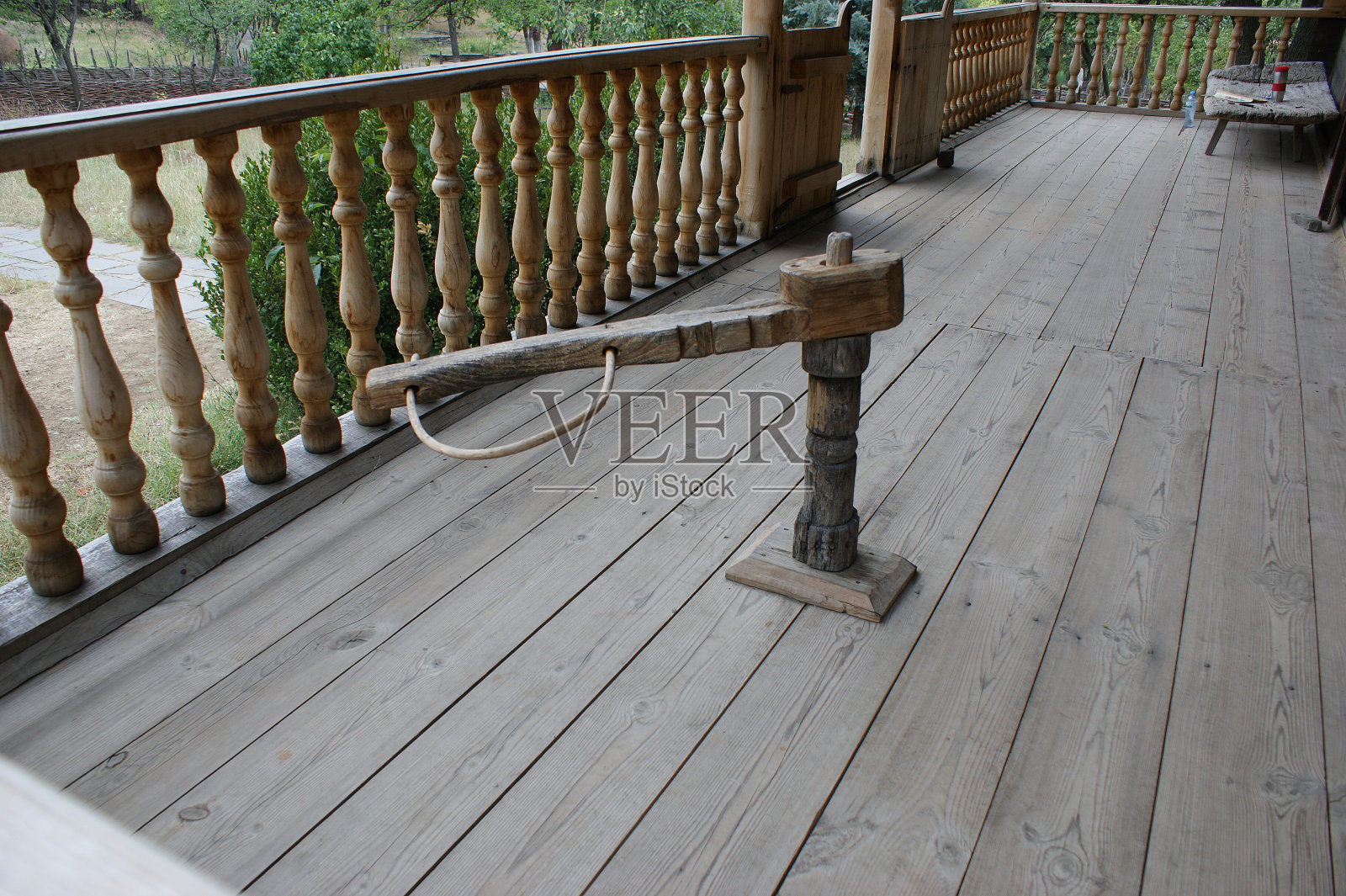 中世纪的学步车。中世纪教孩子走路的木结构照片摄影图片