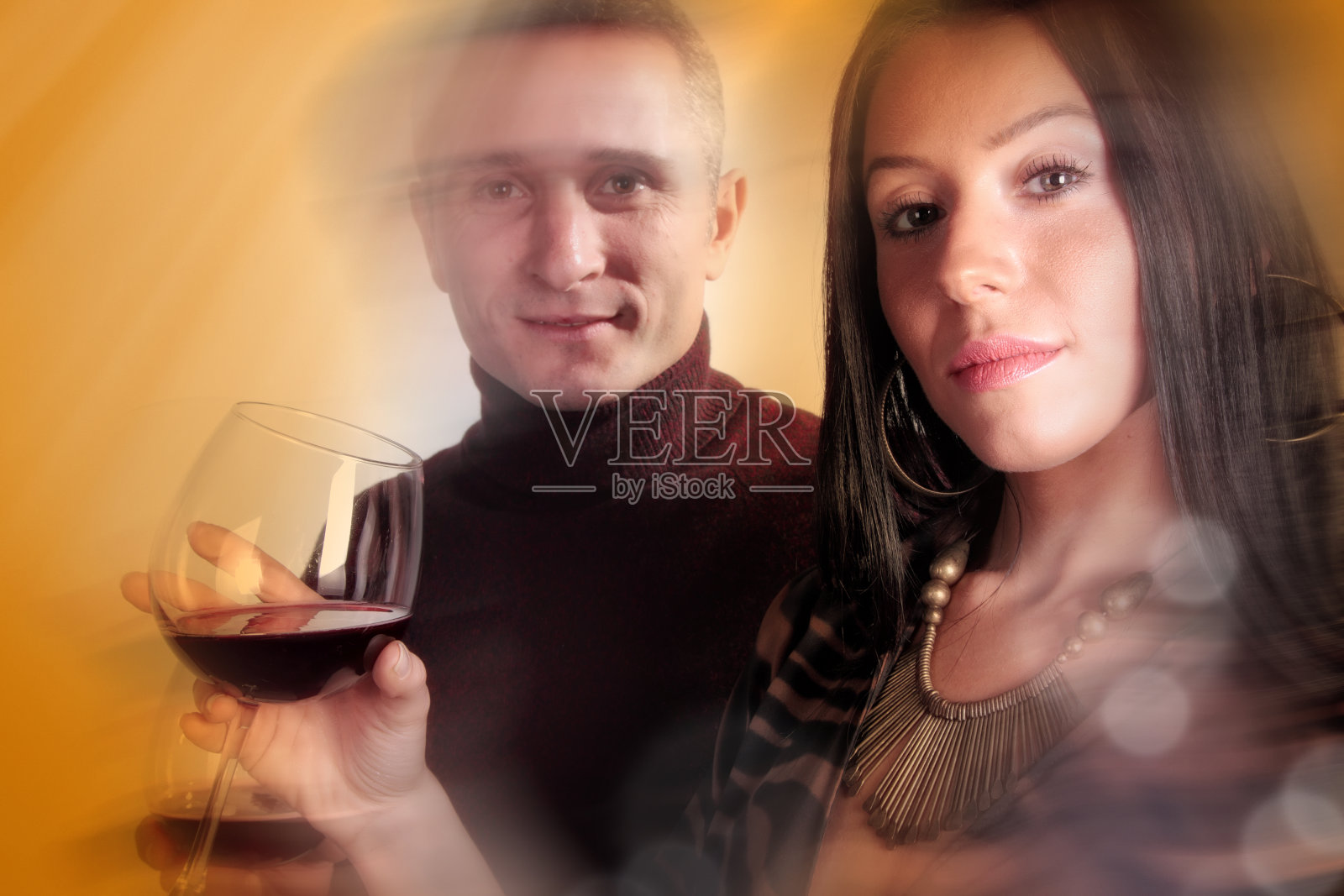 年轻男女喝酒庆祝的画像照片摄影图片