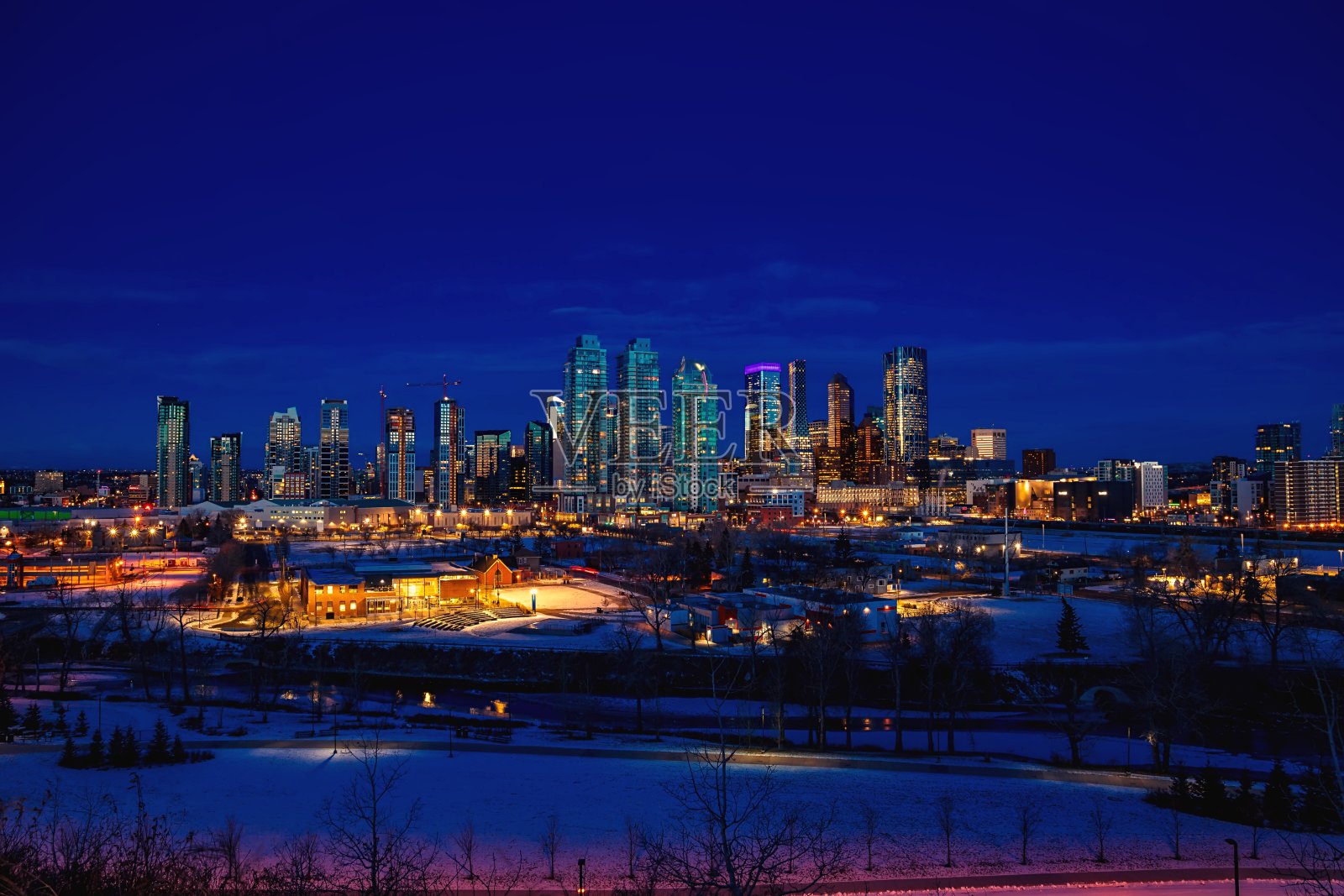 卡尔加里市中心夜晚灯火通明照片摄影图片