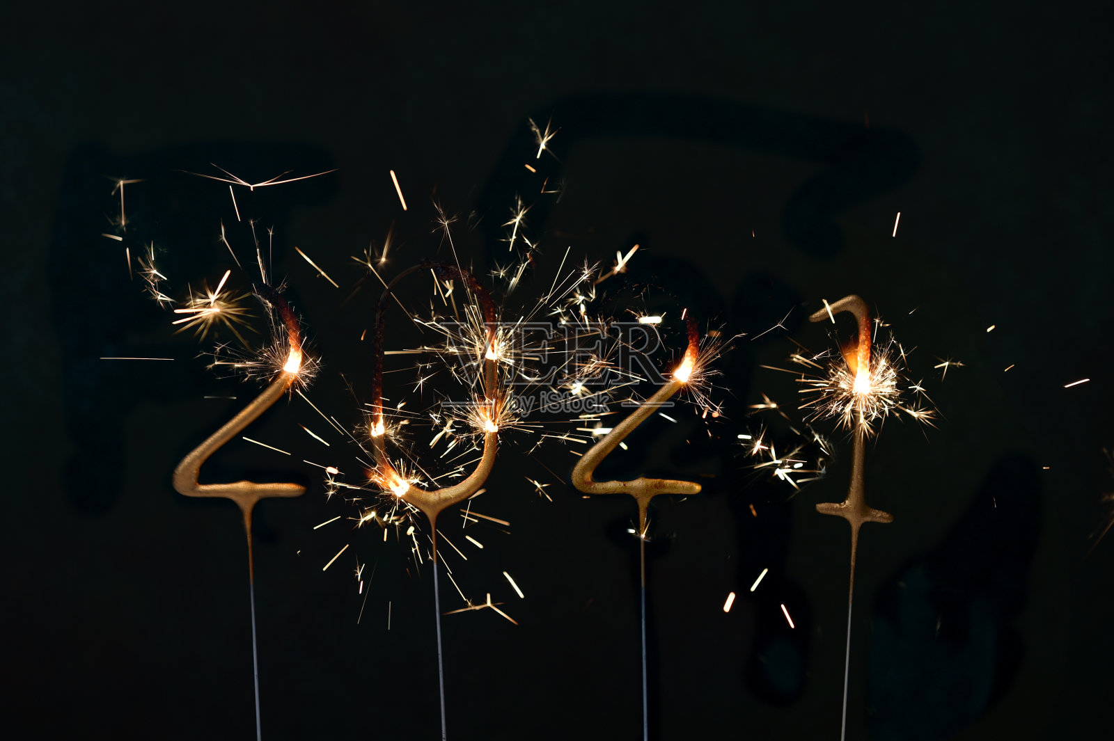 2021年新年快乐烟花装饰黑暗背景照片摄影图片