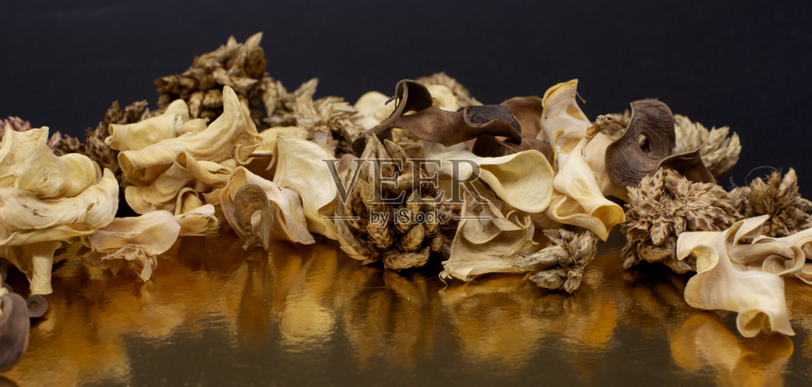 金色背景上的花朵。假日的概念照片摄影图片