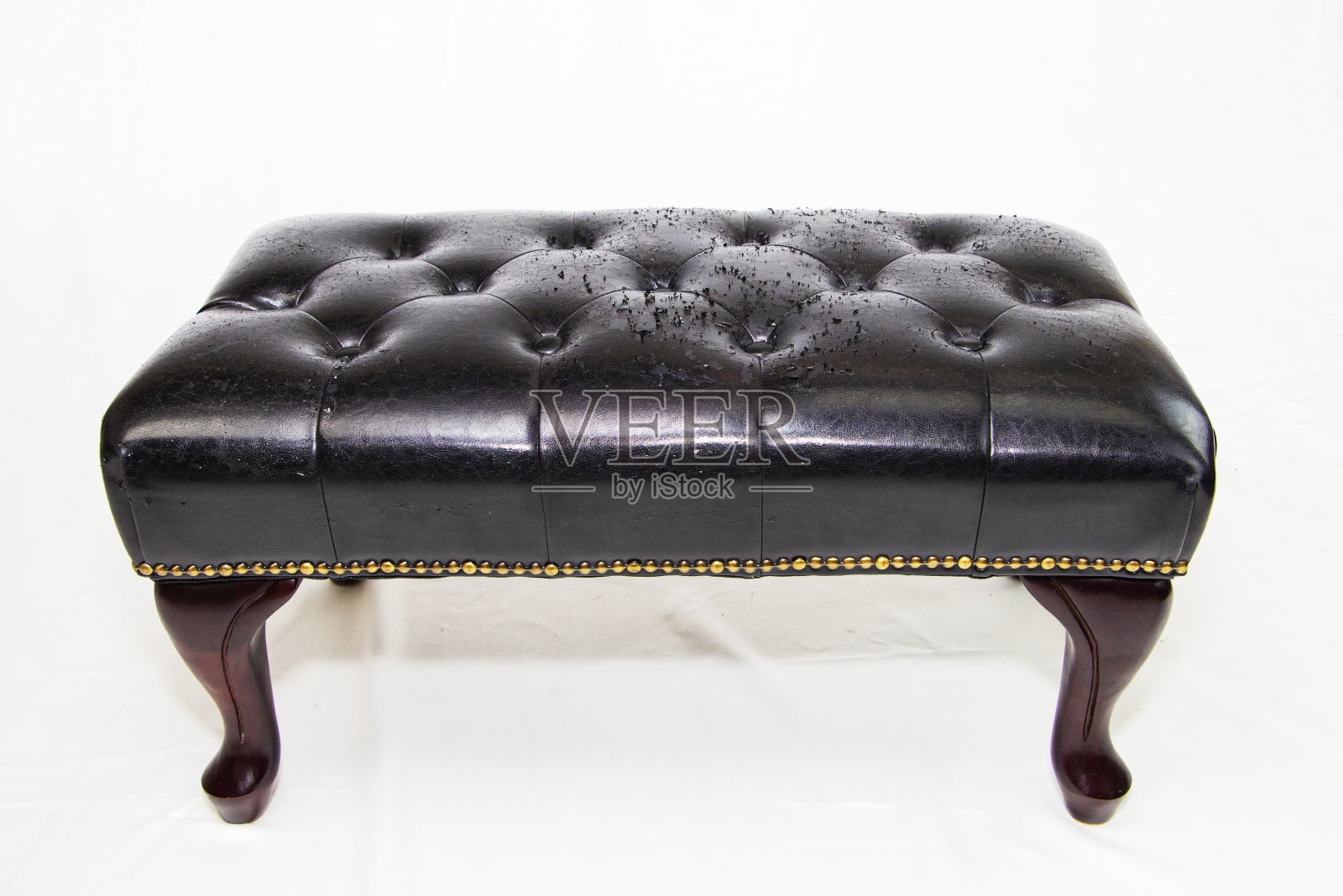 黑色皮革底面破损，家具修复。照片摄影图片