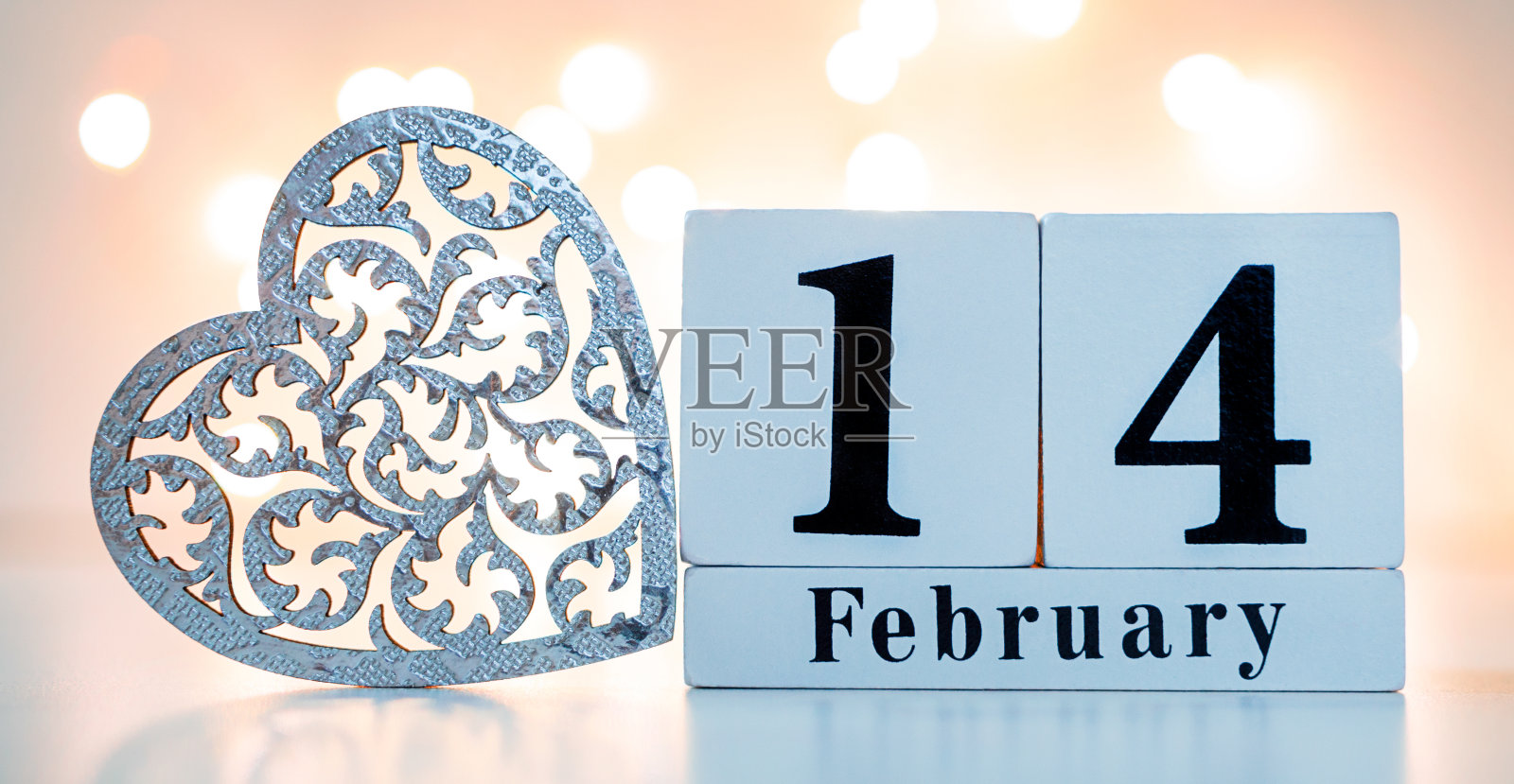 2月14日的木制日历秀，以木制的心和金色和红色的米粉为背景。情人节的概念。照片摄影图片