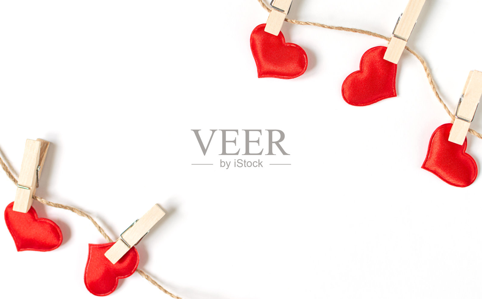 五颗心挂在有拷贝空间的细绳上照片摄影图片