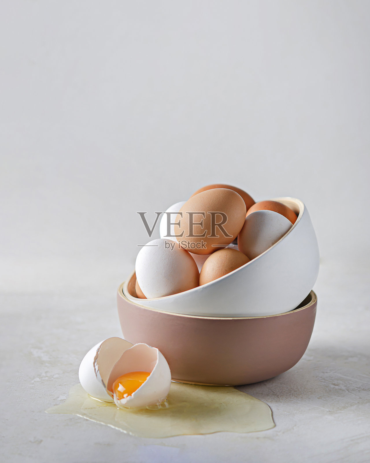 一碗自制的鸡蛋——白的和棕色的。照片摄影图片