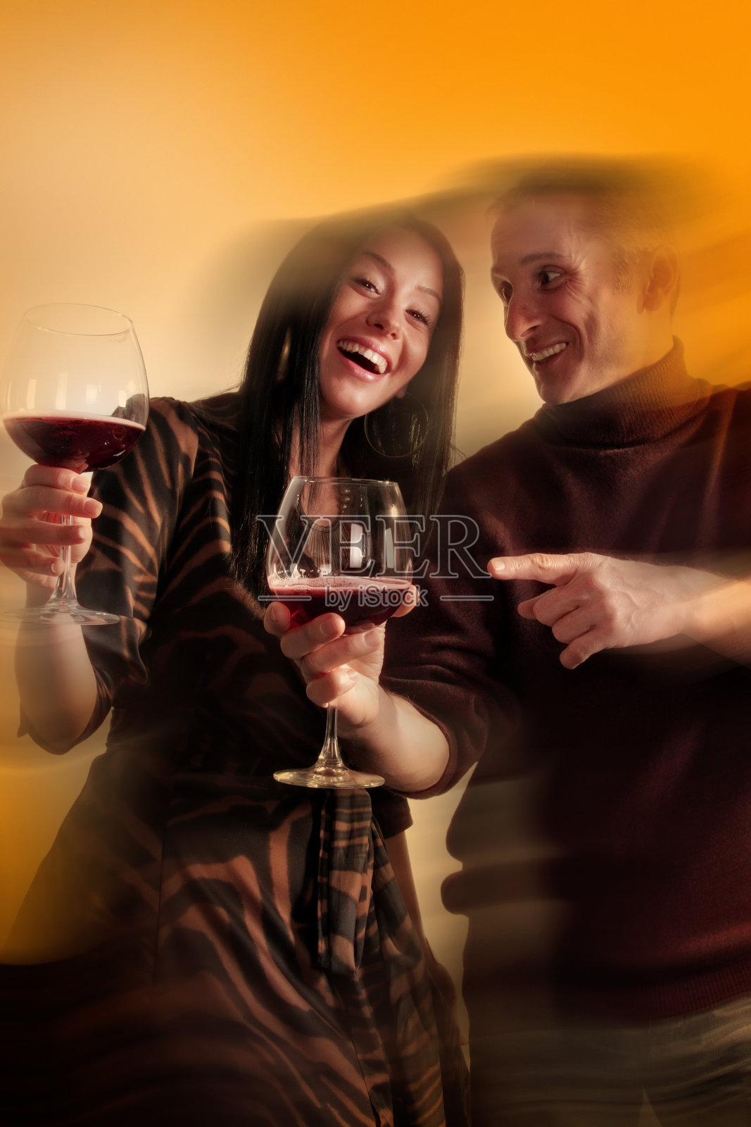 年轻男女喝酒庆祝的肖像照片摄影图片