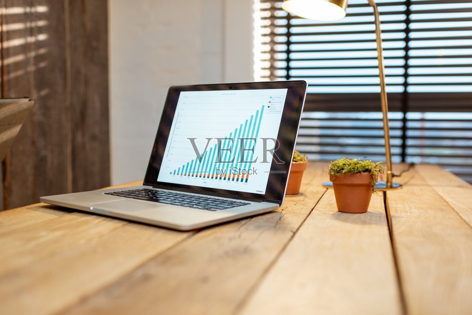 带笔记本电脑的家庭办公空间照片摄影图片