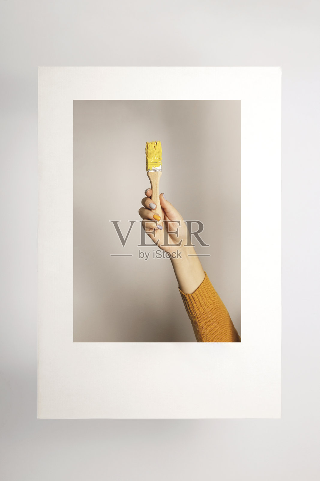 手用刷子和黄色油漆在超现实的框架2021年的颜色照片摄影图片