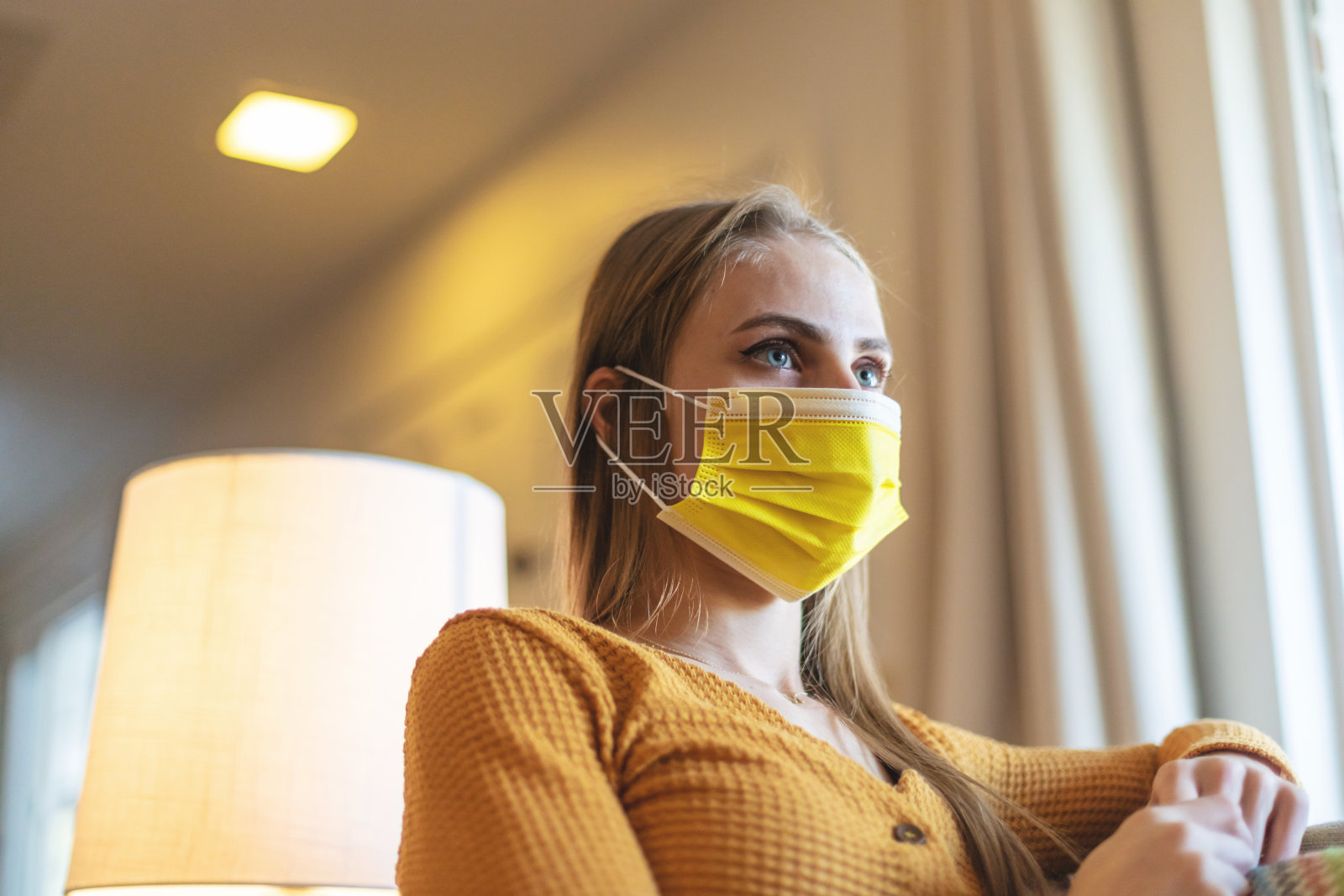 戴着保护面罩的Z一代女性照片摄影图片