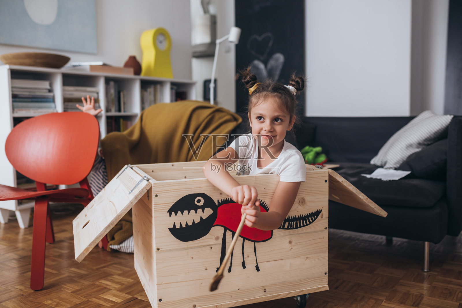 孩子们在家玩照片摄影图片