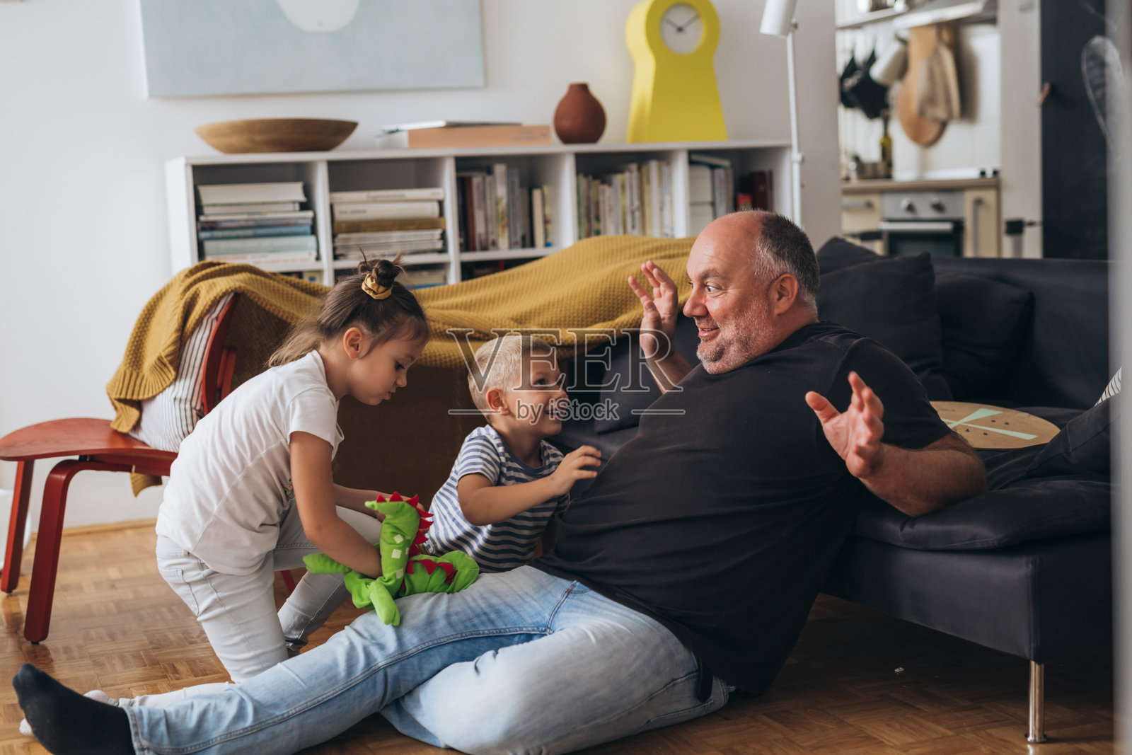 父亲在家里和他的孩子们玩照片摄影图片