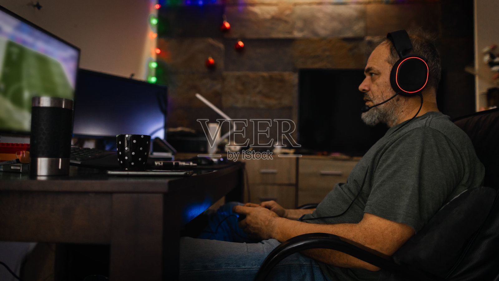 网络运动。团队游戏。专业的网络运动玩家在他的电脑上训练或玩在线游戏照片摄影图片