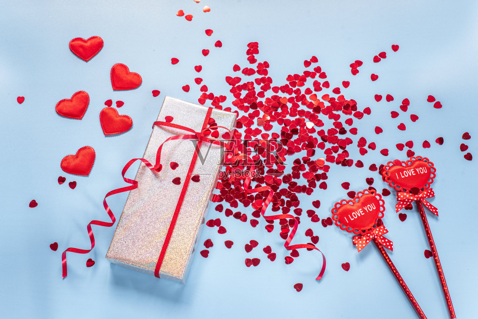 情人节银色心形礼品盒及礼品包装必备品照片摄影图片