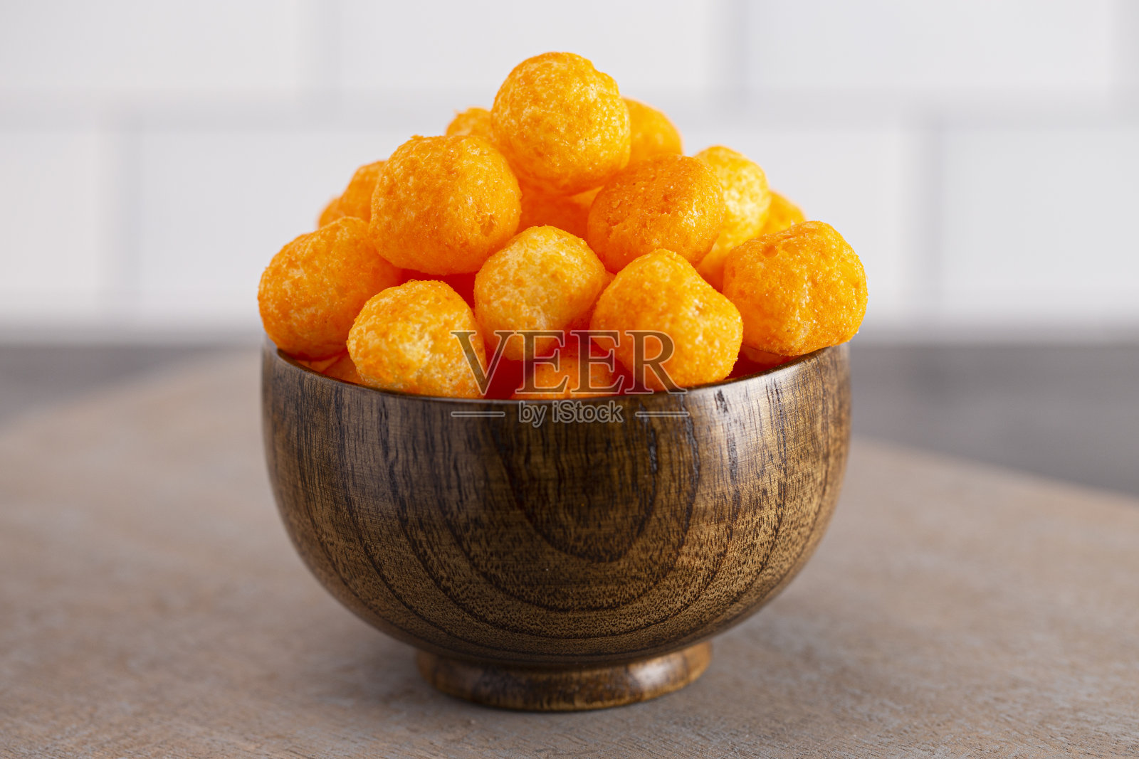 柜台上一个木碗里的奶酪包球零食照片摄影图片