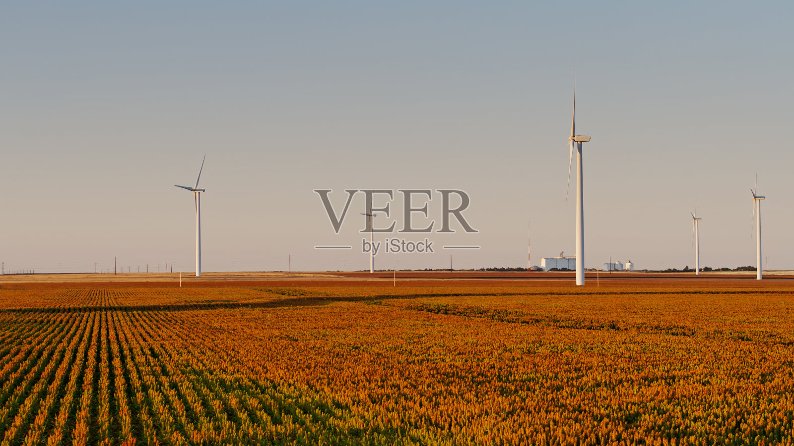 无人机拍摄的农场与风力涡轮机在堪萨斯日出照片摄影图片