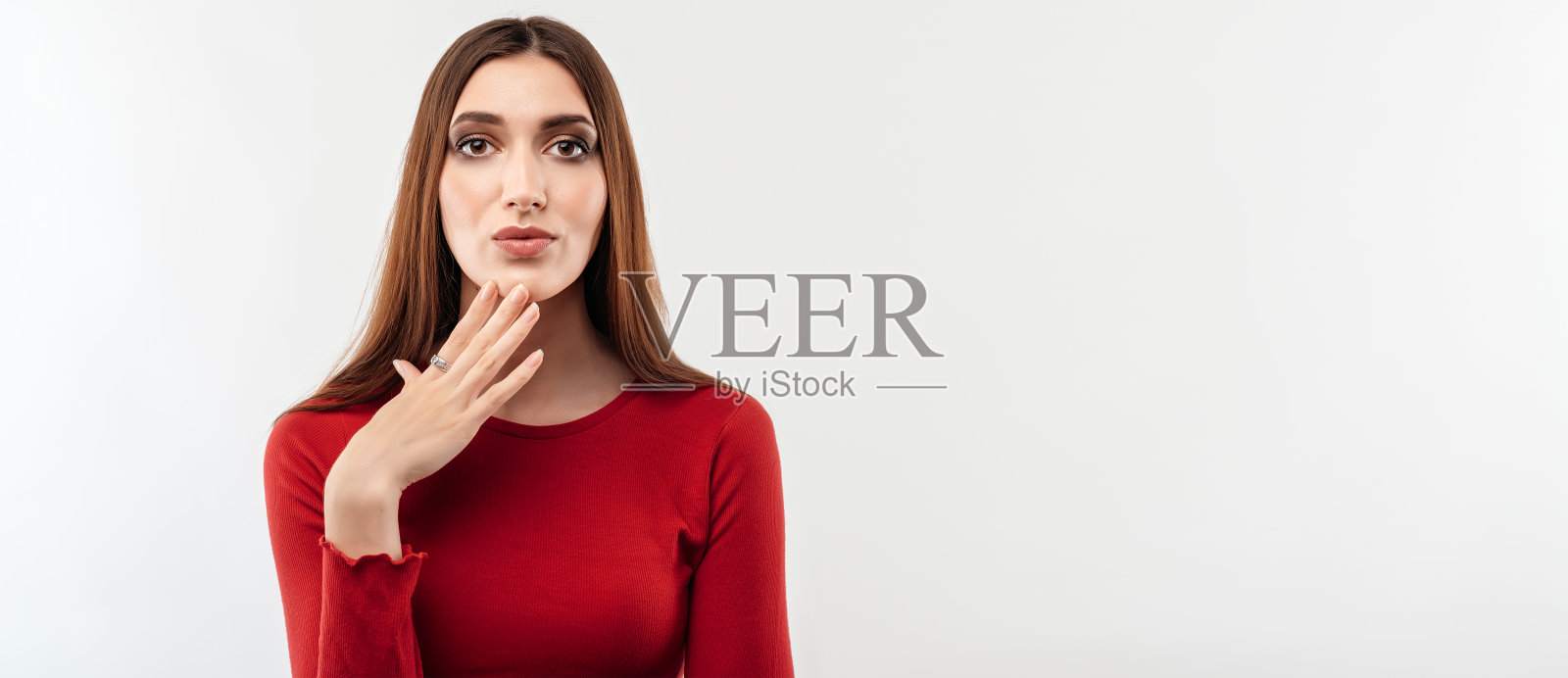 一个严肃的好女人看着镜头思考着。人的情绪、表情概念。本空间照片摄影图片