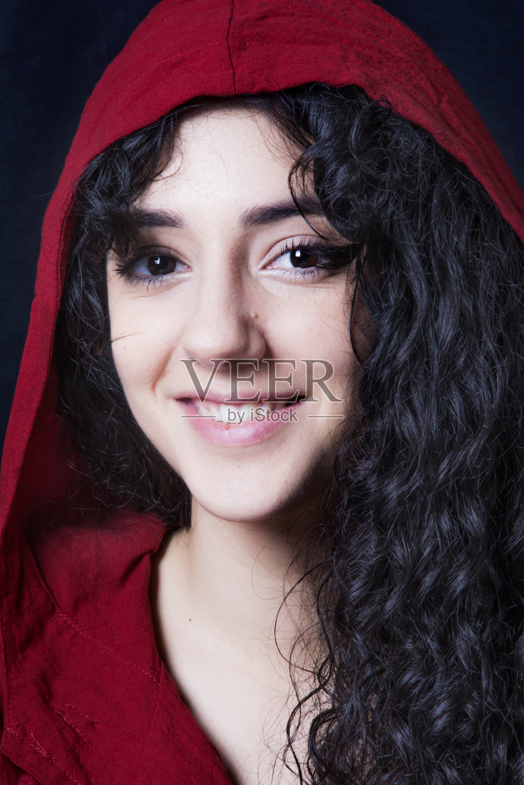 黑色背景上的美女照片摄影图片