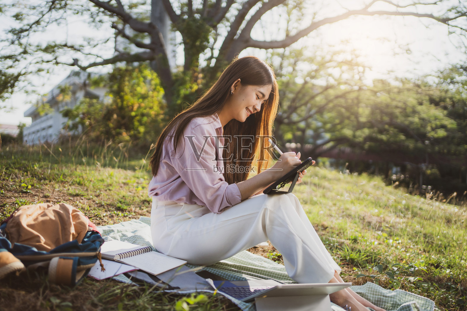 她坐在户外照片摄影图片