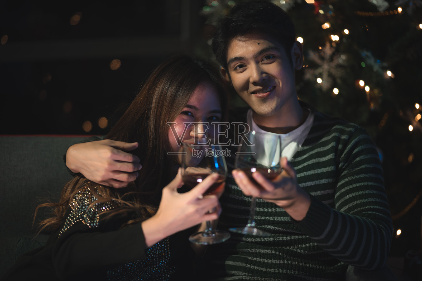 一对浪漫的情侣在晚上手拿饮料庆祝2021年新年，情侣们一起庆祝圣诞节照片摄影图片