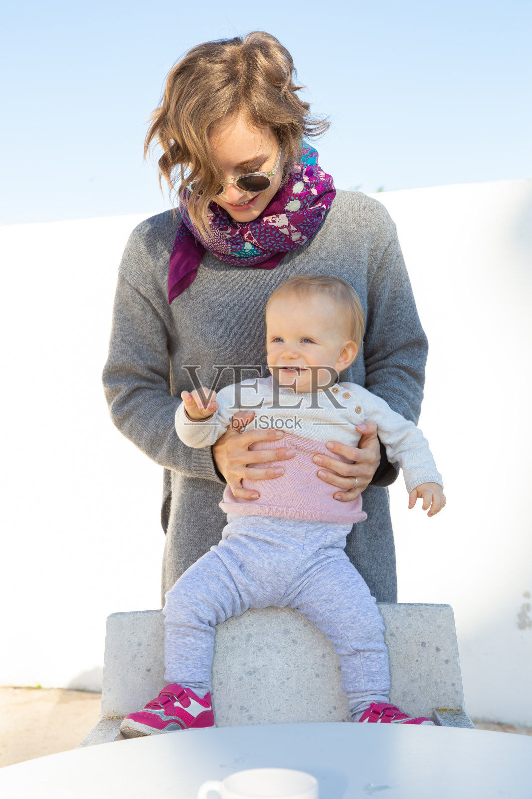 幸福的妈妈抱着可爱的宝宝照片摄影图片