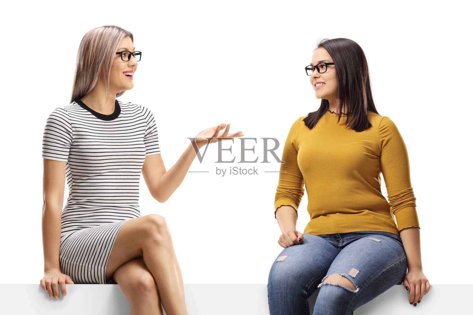 女性朋友在小组讨论中交谈照片摄影图片