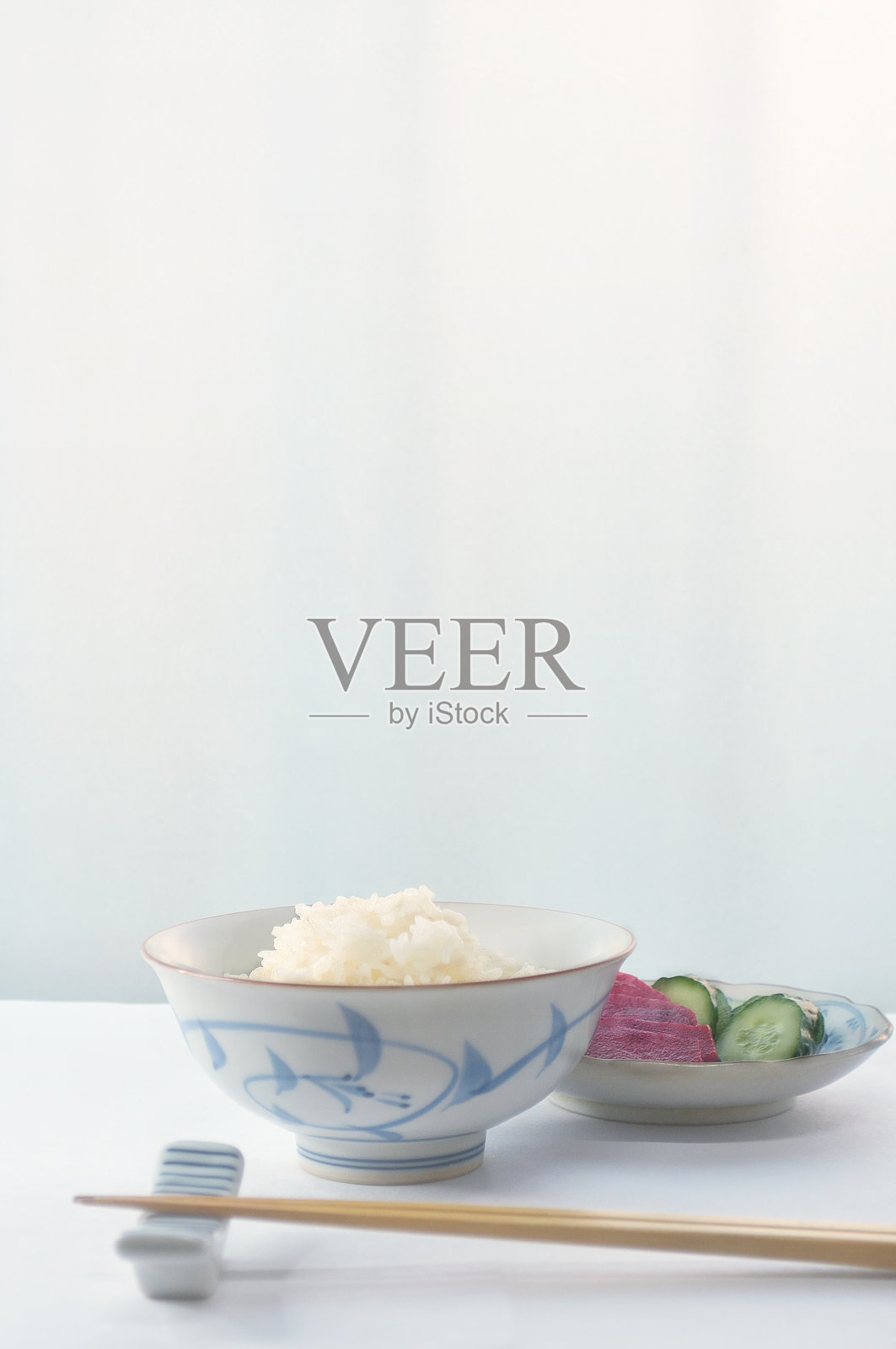 桌子上有一碗米饭和筷子照片摄影图片