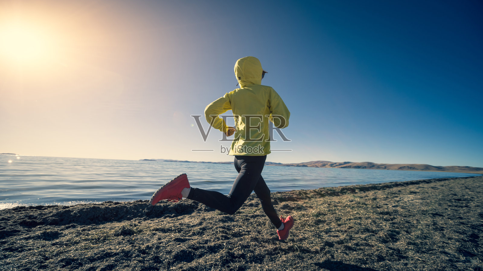 女子越野跑越野跑冬季高海拔湖边照片摄影图片