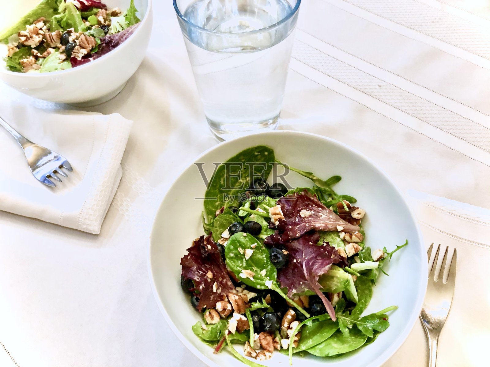 两人份的蓝莓核桃沙拉照片摄影图片