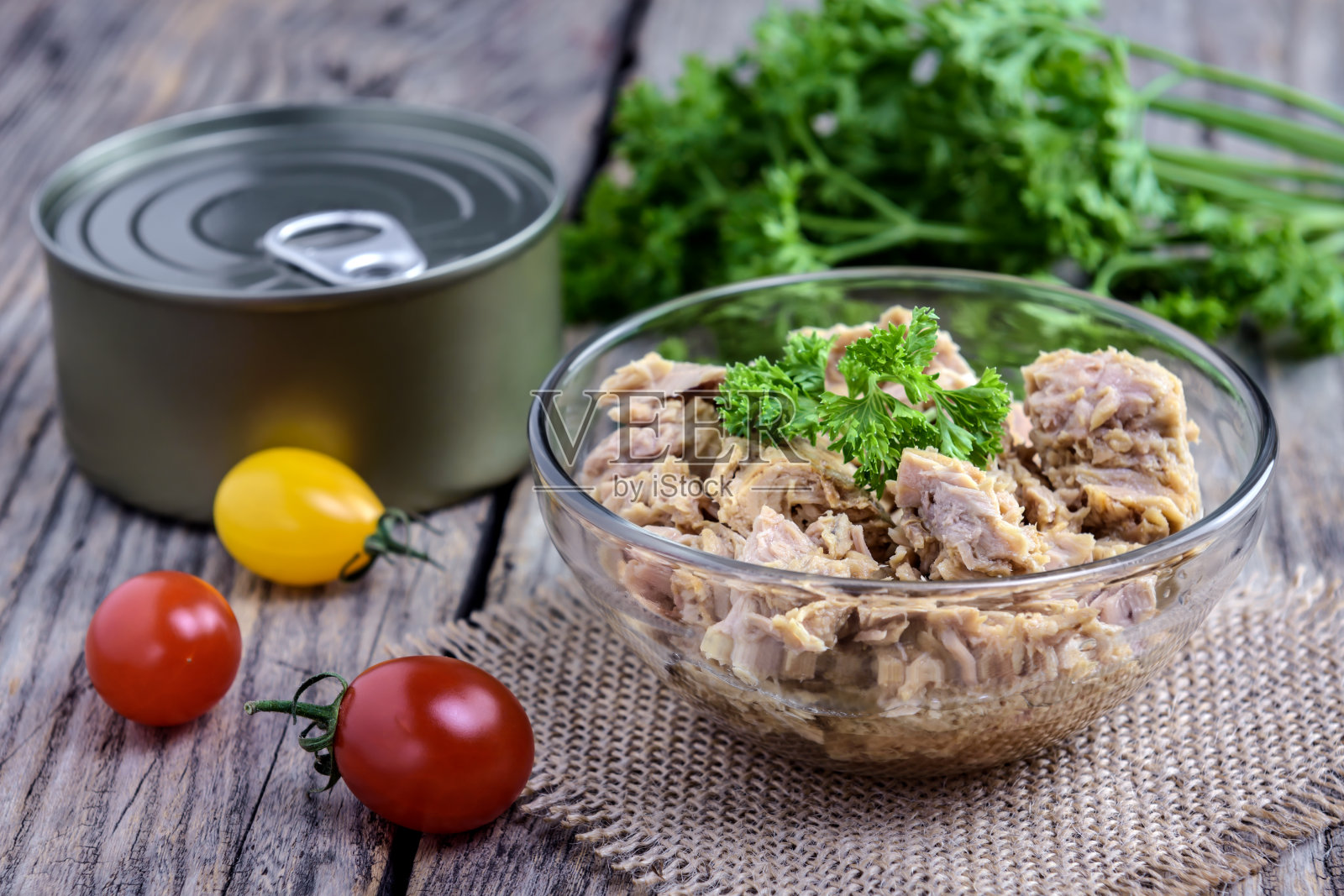 罐头金枪鱼沙拉在木制背景上照片摄影图片