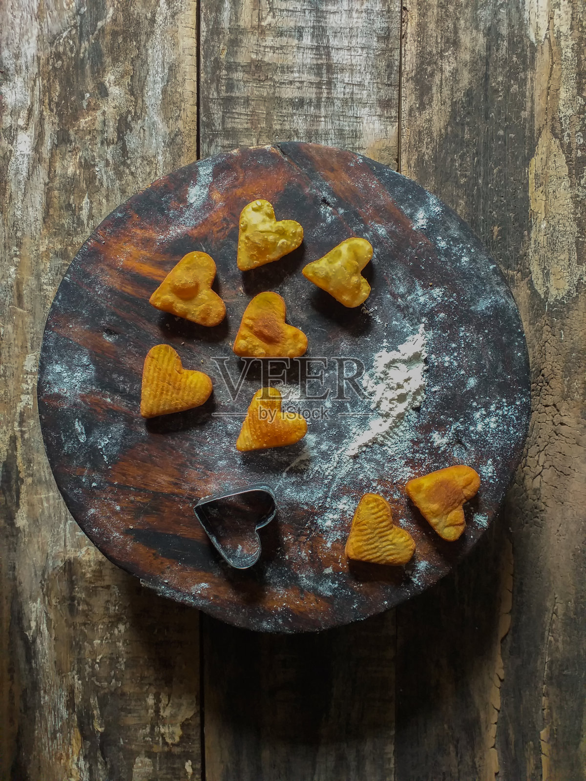 情人节用饼干切割机烘烤爱心俯视图。照片摄影图片