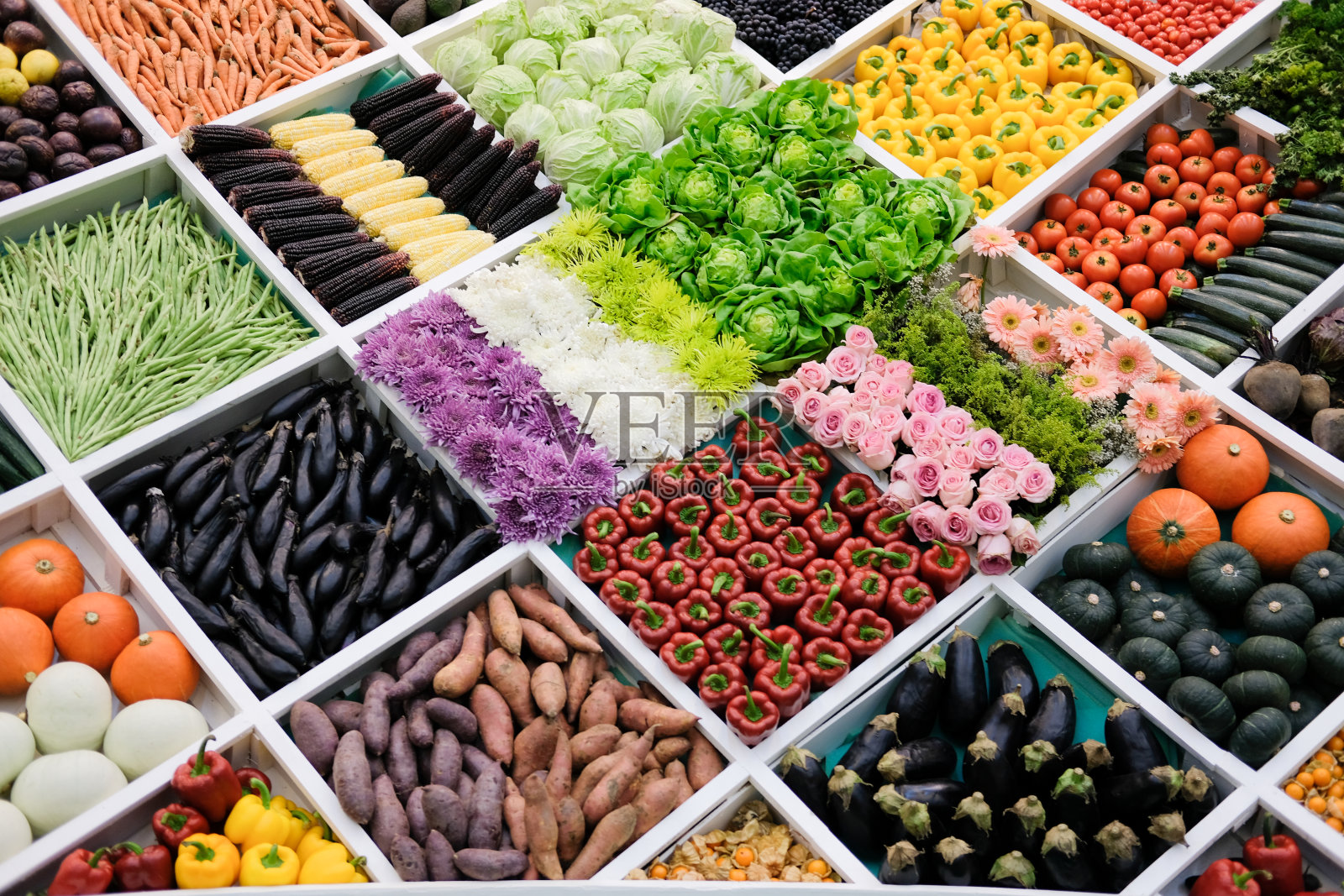 蔬菜，花卉，水果在市场的货架上。照片摄影图片