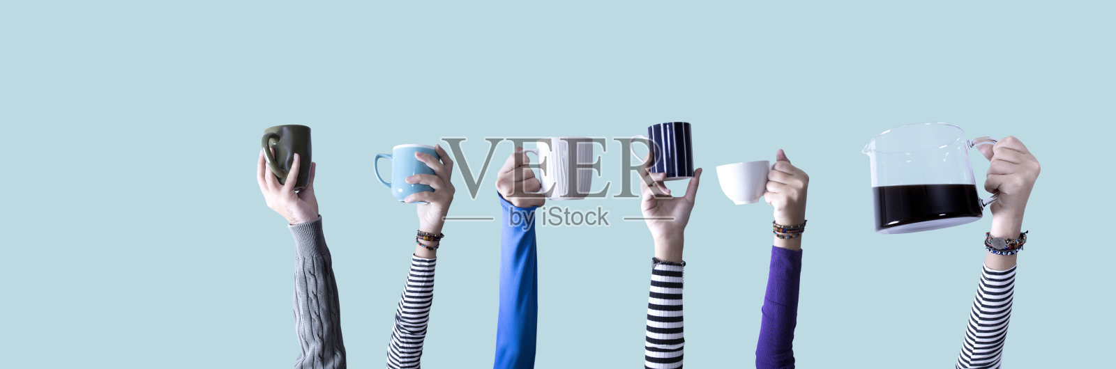 手捧多杯彩色咖啡照片摄影图片