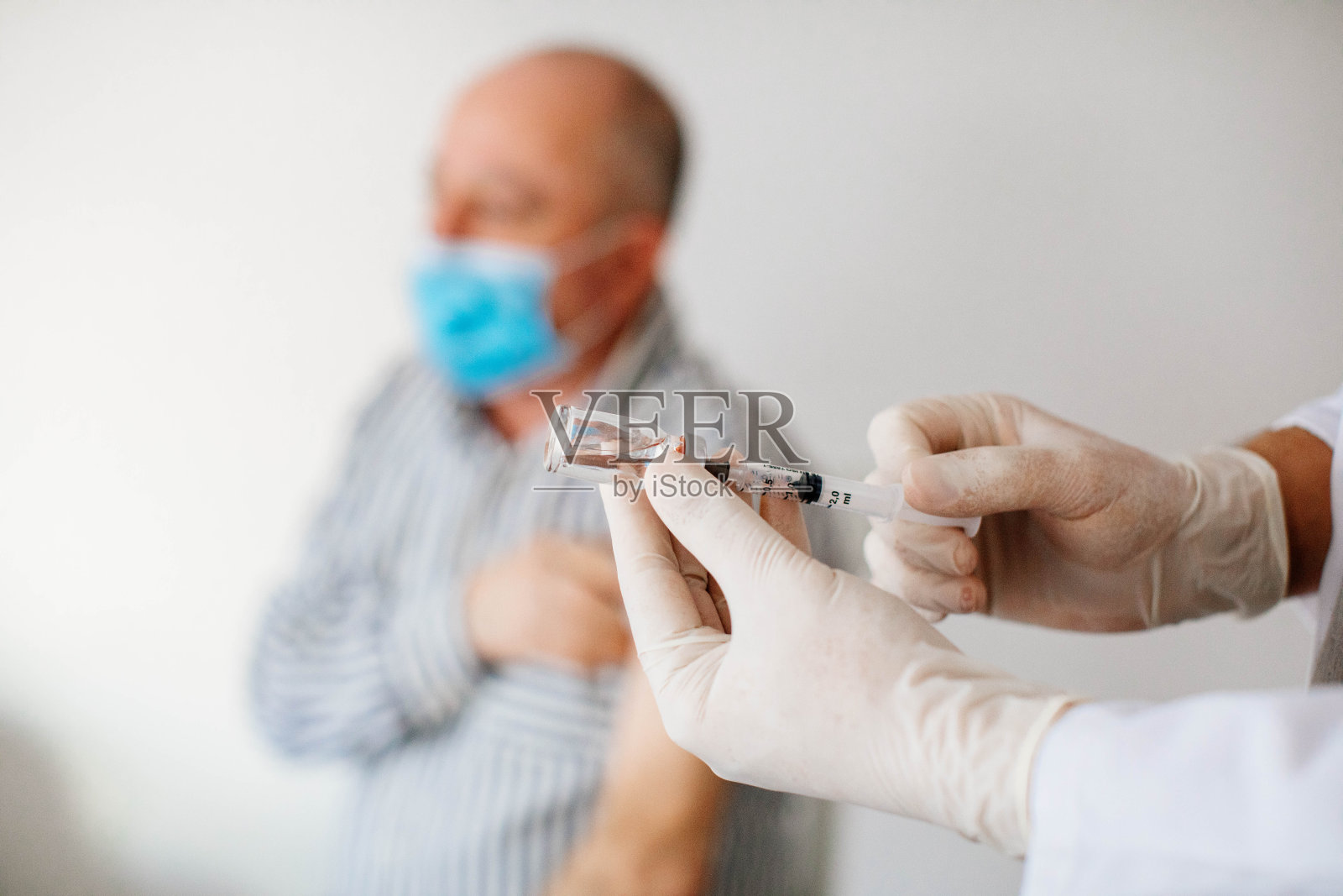 冠状病毒大流行期间在医疗诊所接种疫苗的老年患者照片摄影图片