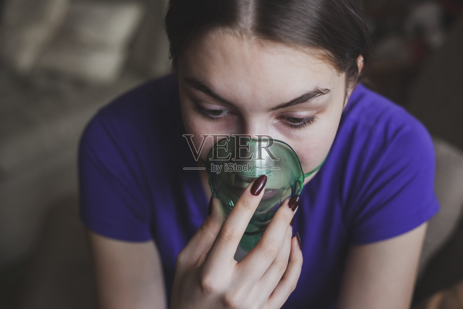 有冠状病毒症状的妇女需要吸氧来恢复照片摄影图片