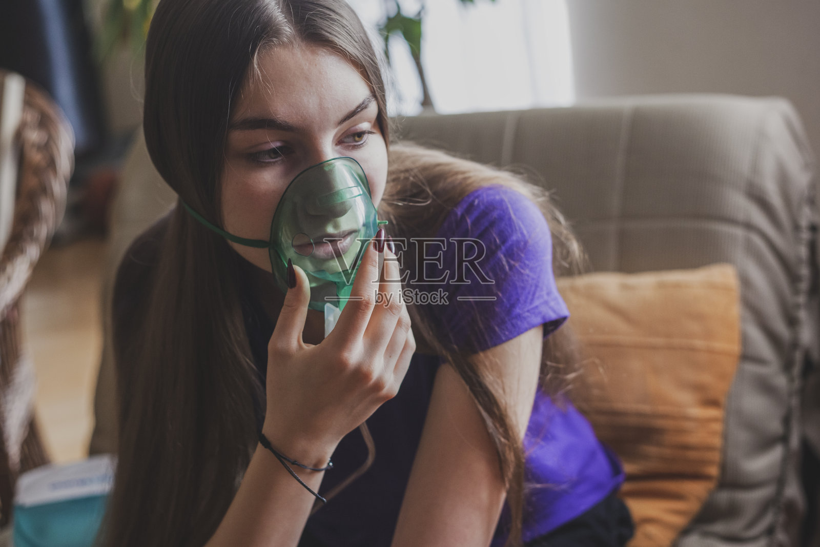 有冠状病毒症状的妇女需要吸氧来恢复照片摄影图片