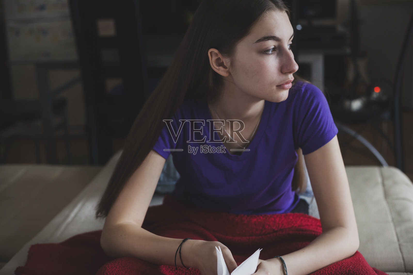 漂亮的年轻女子坐在床上感染了冠状病毒照片摄影图片