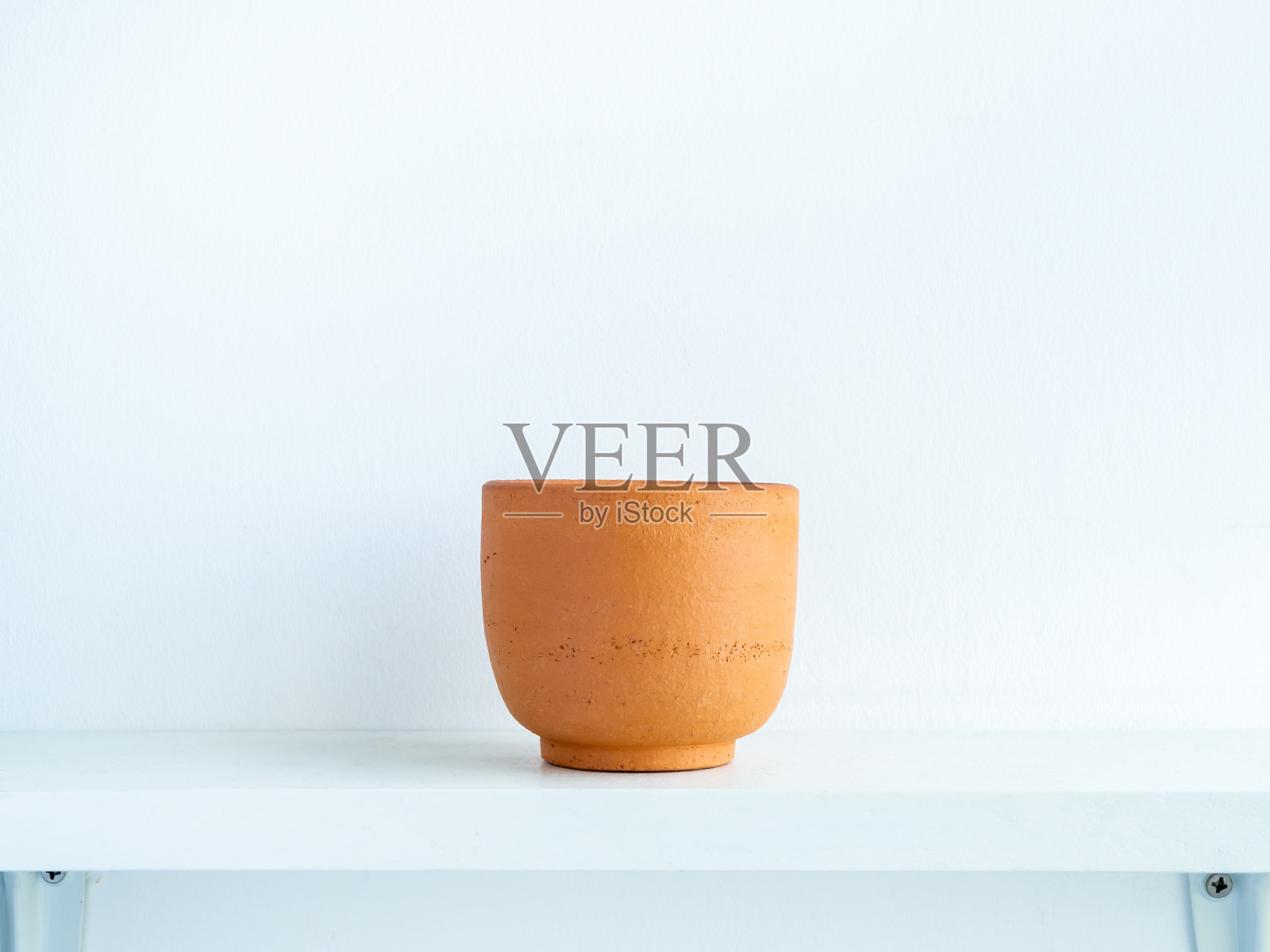 白色木架上放置仙人掌和多肉植物的赤陶罐。照片摄影图片