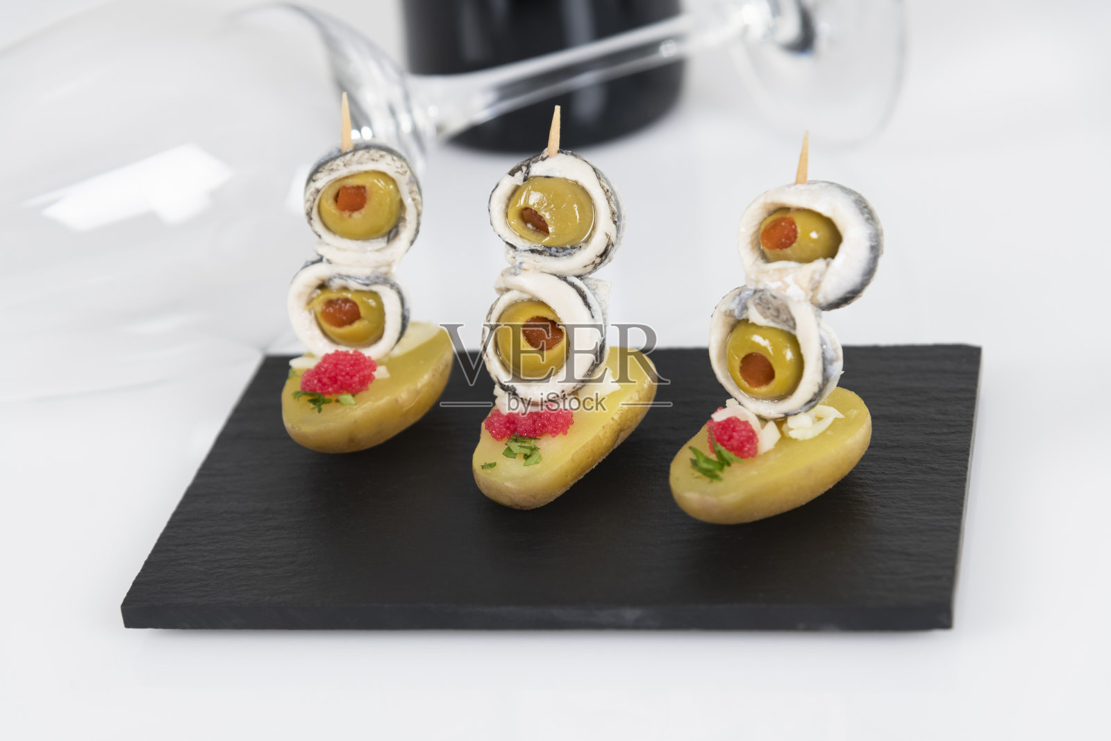 板岩托盘上的传统西班牙小吃看起来很美味照片摄影图片