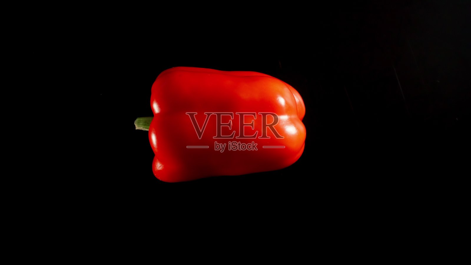 黑桌上的新鲜红椒照片摄影图片