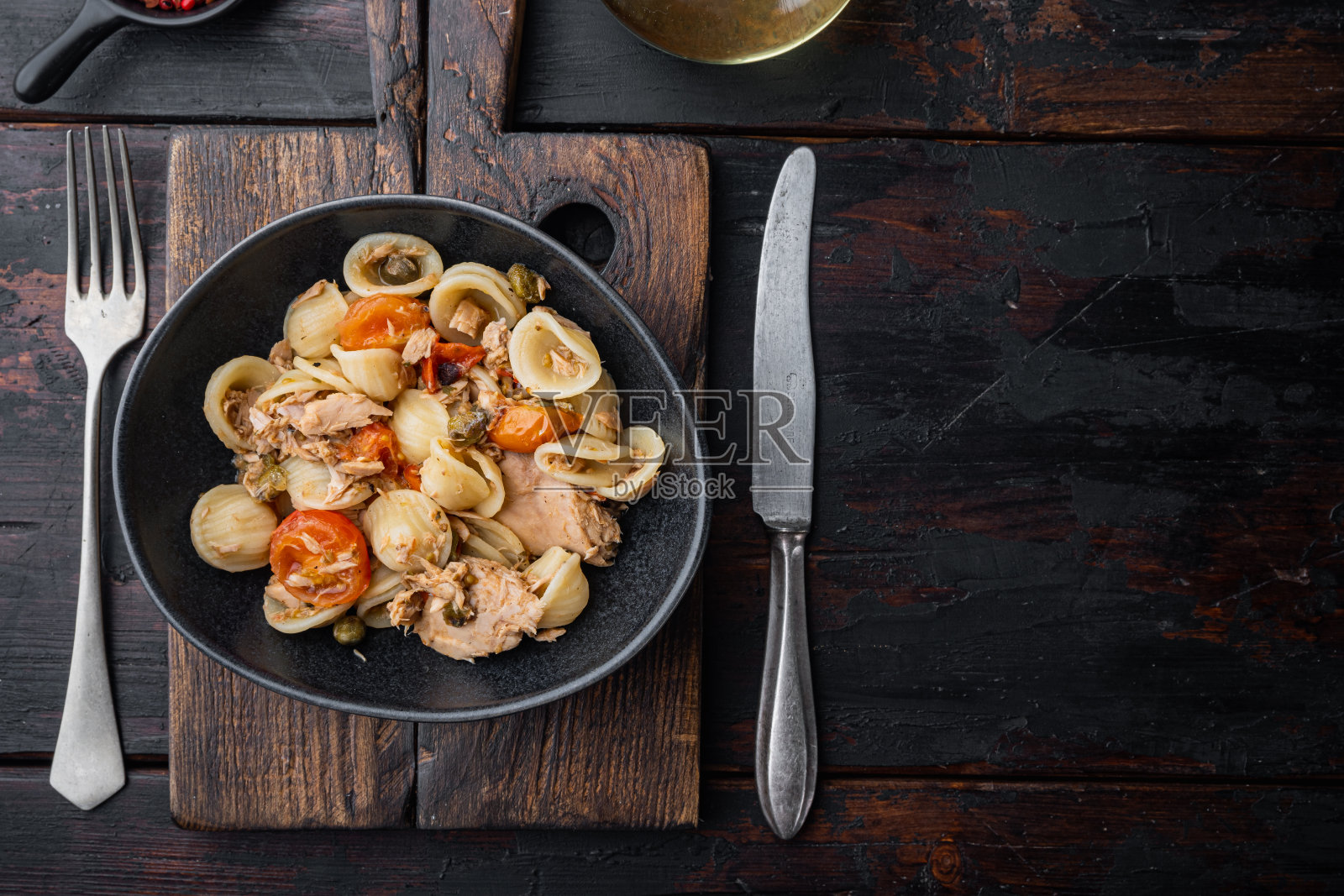 硬质小麦粗麦金枪鱼面，平铺在旧木桌上照片摄影图片