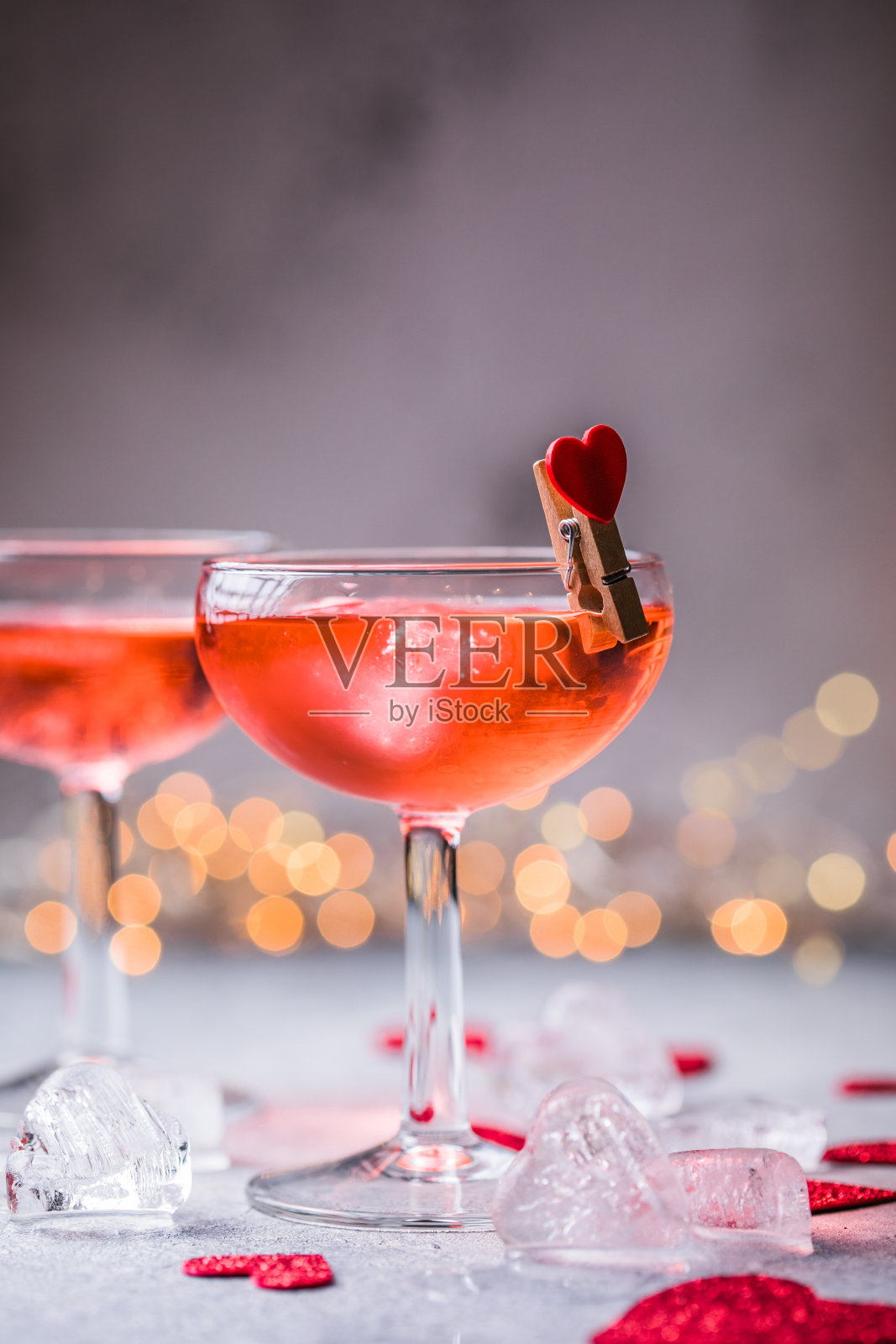 情人节的喜庆粉红色鸡尾酒配香槟或普罗赛克葡萄酒。两个眼镜照片摄影图片