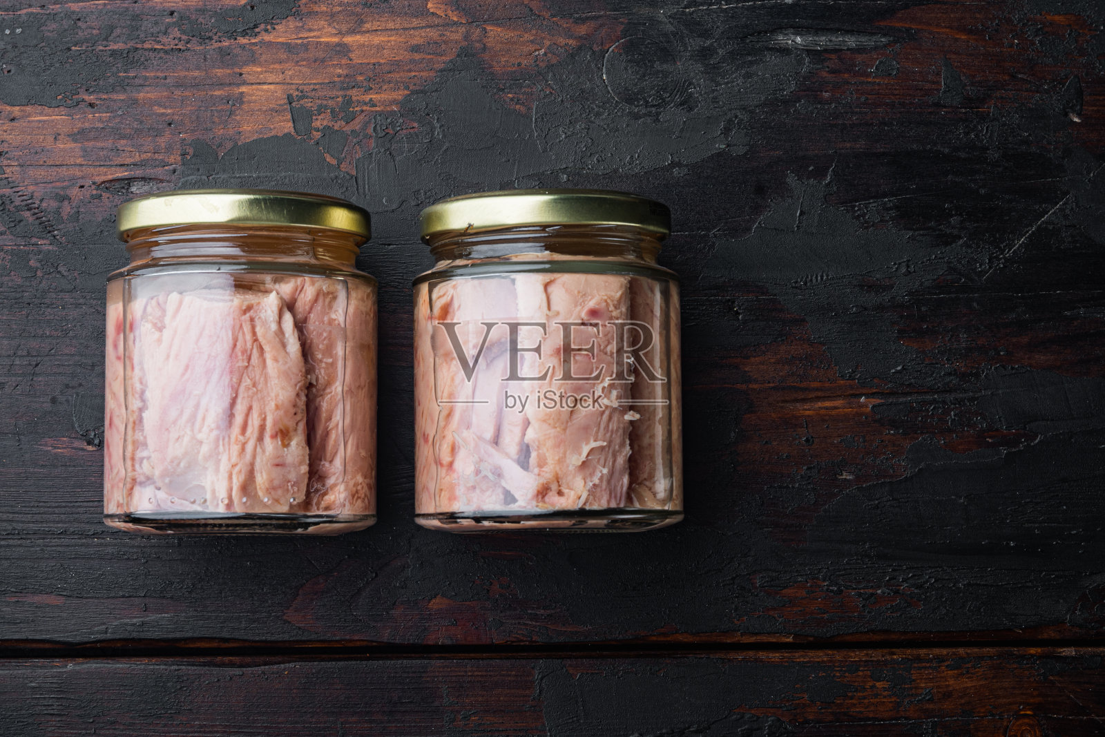 一罐橄榄油金枪鱼，放在旧木桌上，俯视图和文本拷贝空间照片摄影图片