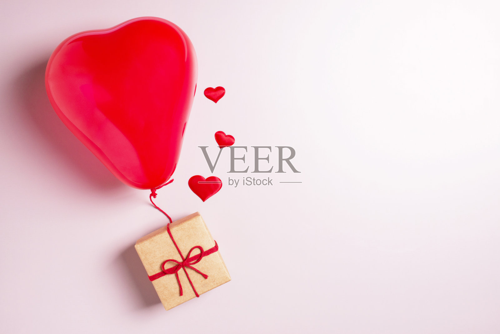 有红色蝴蝶结、气球和心形的礼盒。情人节的节日作文照片摄影图片
