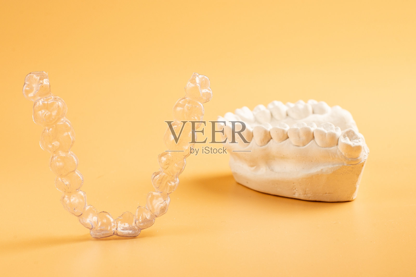 Inivisalign括号或对齐器。让你拥有美丽的笑容和洁白的牙齿。隐形牙齿矫正器照片摄影图片