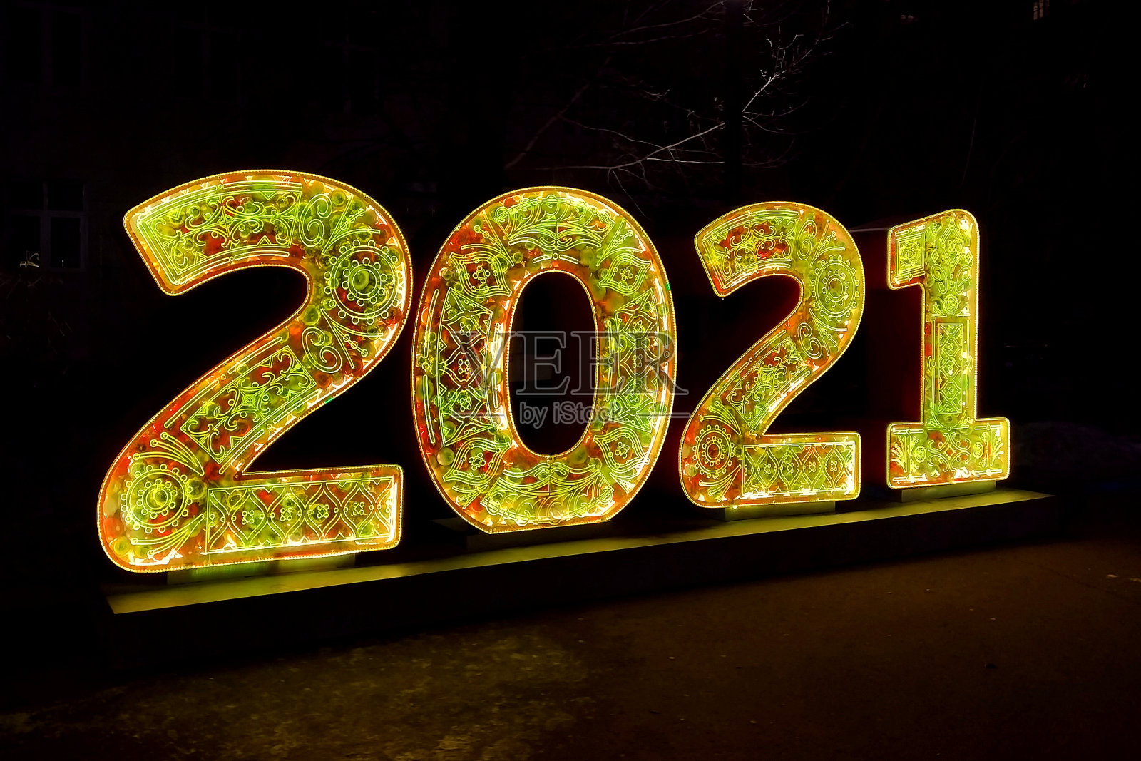 夜晚公园里发光的2021数字照片摄影图片