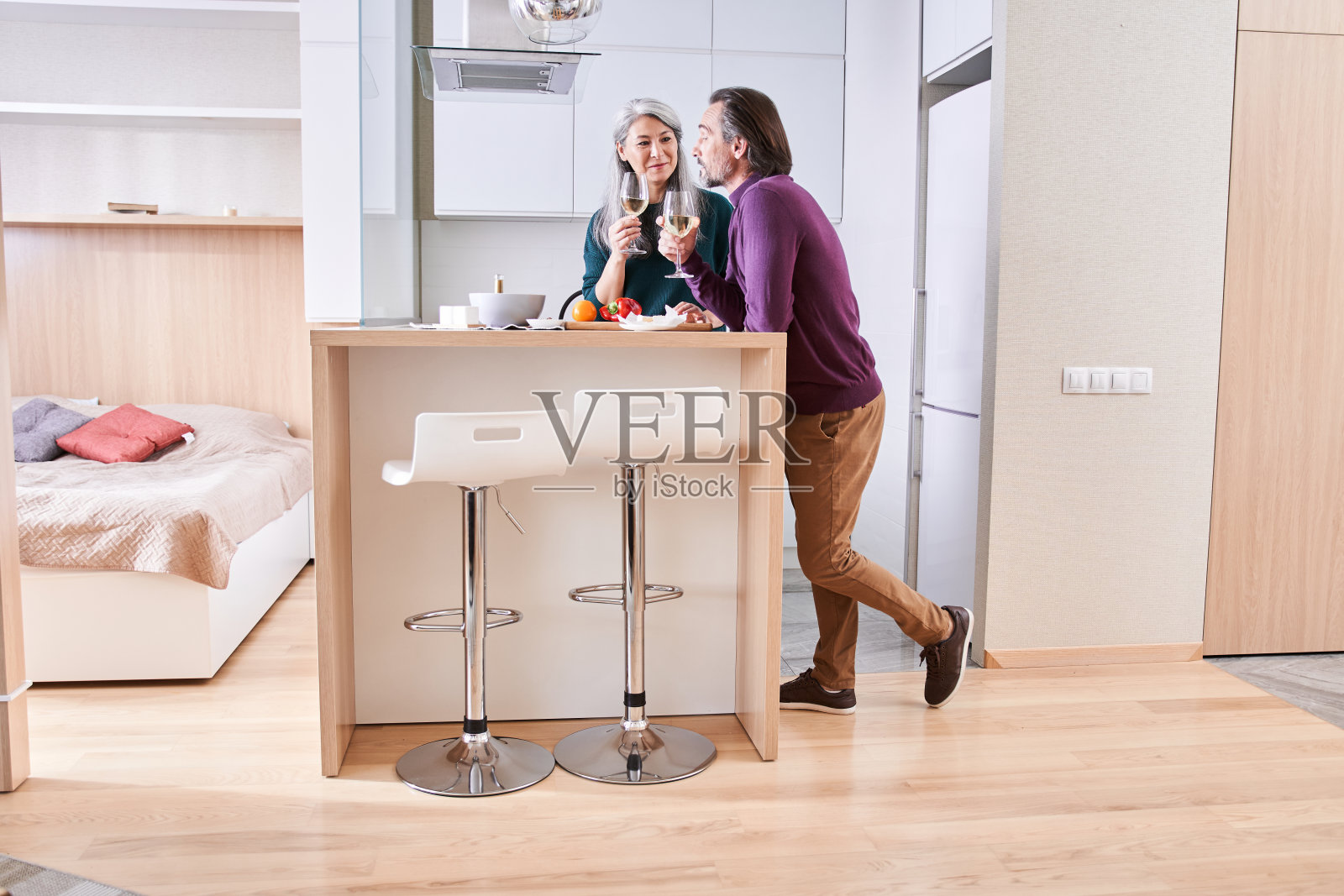 一对喝白葡萄酒的夫妇照片摄影图片