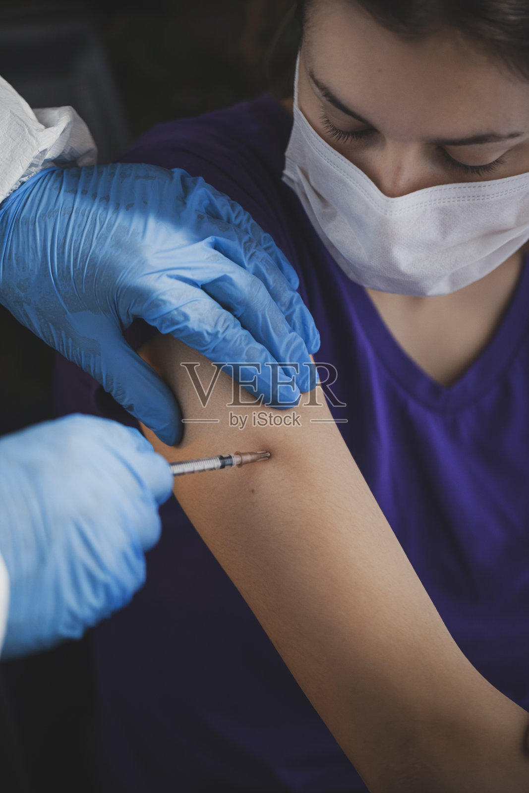 年轻女性接种疫苗照片摄影图片